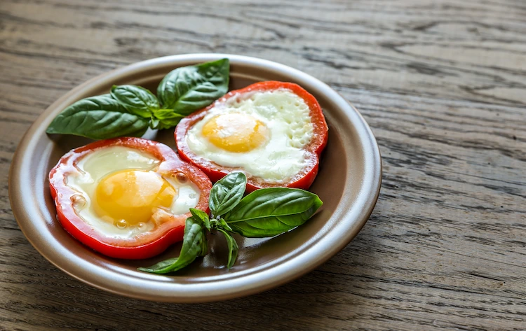 schnelles gericht zum mittagessen aus eiern und paprika für mehr protein und ballaststoffe