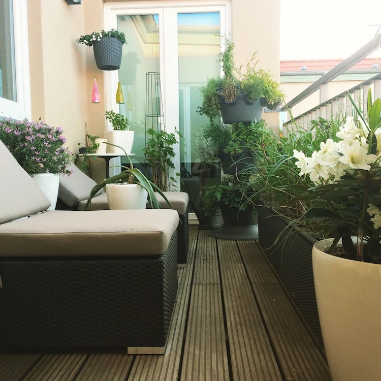 schön gestalteter terrassengarten mit passenden möbeln und pflanzen