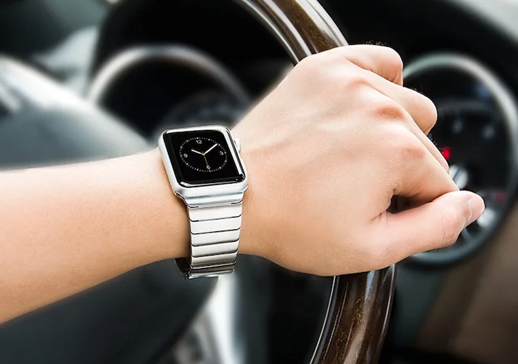 silberfarbenes uhrenarmband smartwatch im auto tragen
