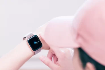 stilvolle kombination durch rosafarbene armbänder für apple watch und kappe