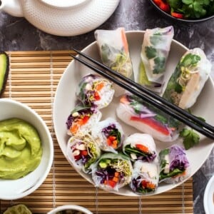 vegane Vorspeisen Rezepte mit Reispapier Sommerrollen mit Räucherlachs und Gemüse