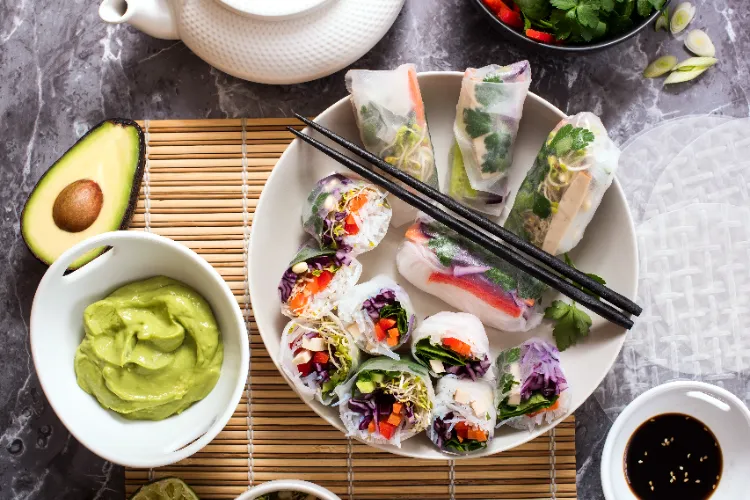 vegane Vorspeisen Rezepte mit Reispapier Sommerrollen mit Räucherlachs und Gemüse
