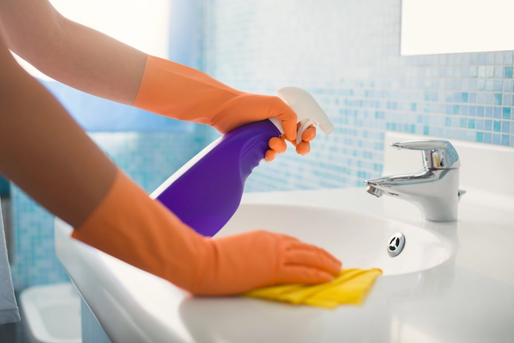 waschbecken mit allzweckreiniger glänzen lassen
