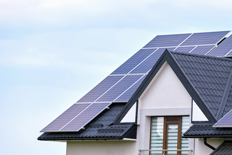 wohnhaus mit solardach rendite finanzierung durch staatliche förderung