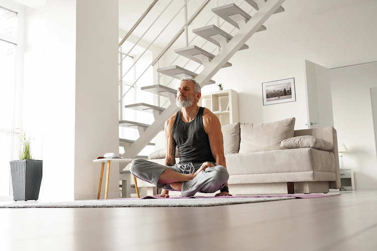 yoga übungen beim altern verbessern kognition und stärken den körper
