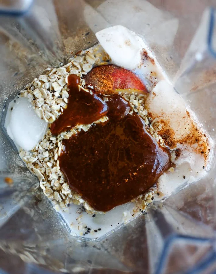 zutaten für einen smoothie mit haferflocken wie karamell und birnen
