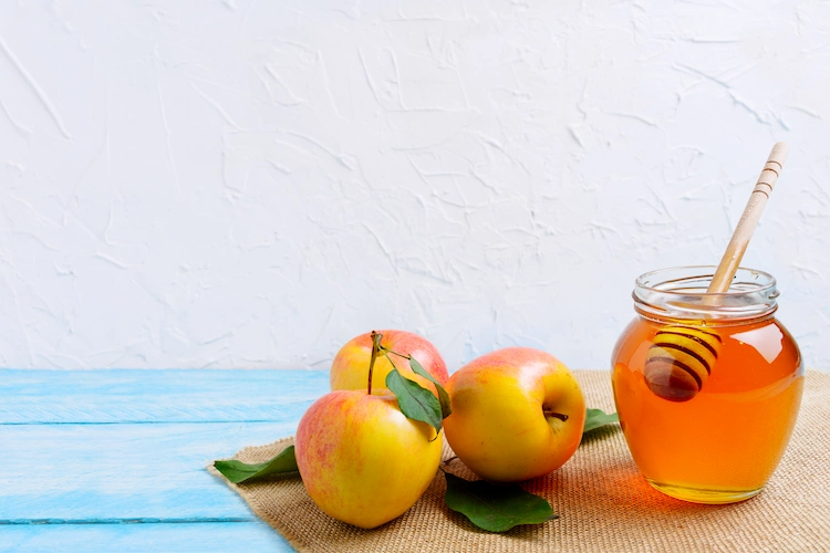 Apfel und Honig sind sehr hilfreich für die Haut