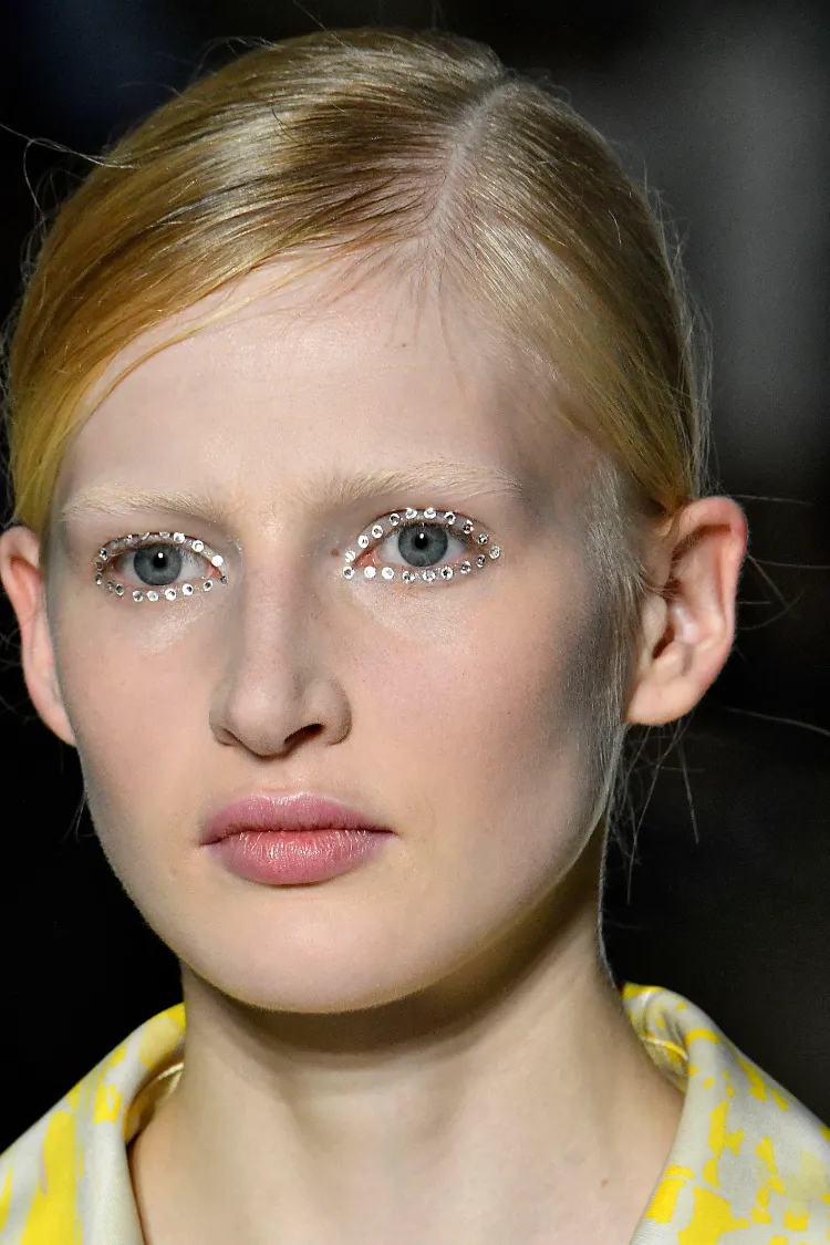 Augen Make-up Trends 2022 was sind Bleached Brows Modetrend Frühling