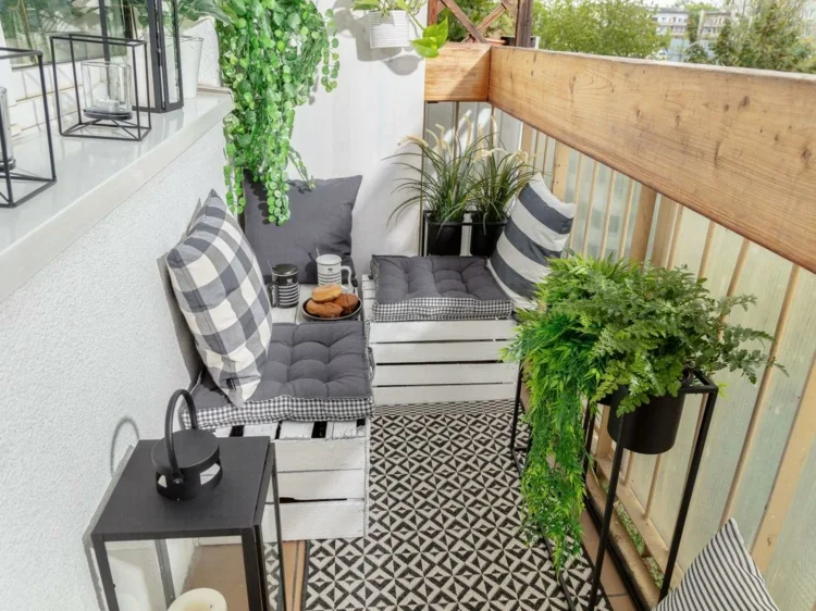Aus Paletten individuelle Balkonmöbel bauen - Ideen für Bänke und Sofas