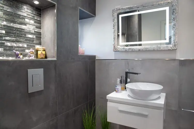 Badezimmer modern gestalten mit Spiegel mit Beleuchtung und großen Fliesen