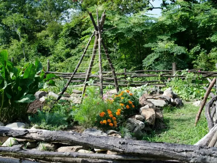 Bauerngärten für Cottage-Gärten einsetzen mit Naturmaterialien