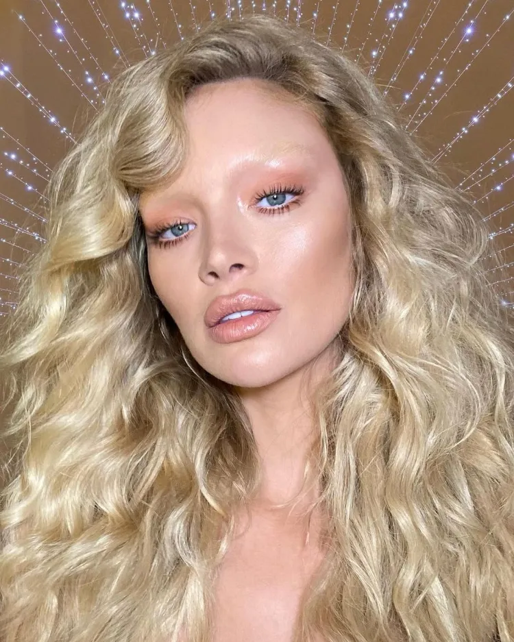 Beauty Trends Frühling 2022 gebleichte Augenbrauen mit Makeup machen