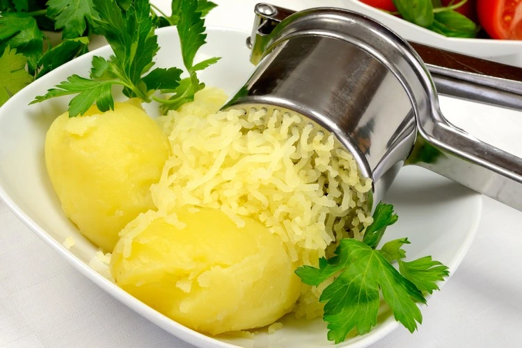 Benutzen Sie das richtige Gerät zum Stampen der Kartoffeln