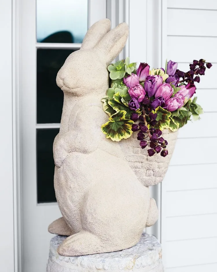 Betonfigur Hase mit Strauß aus frischen Blumen dekoriert