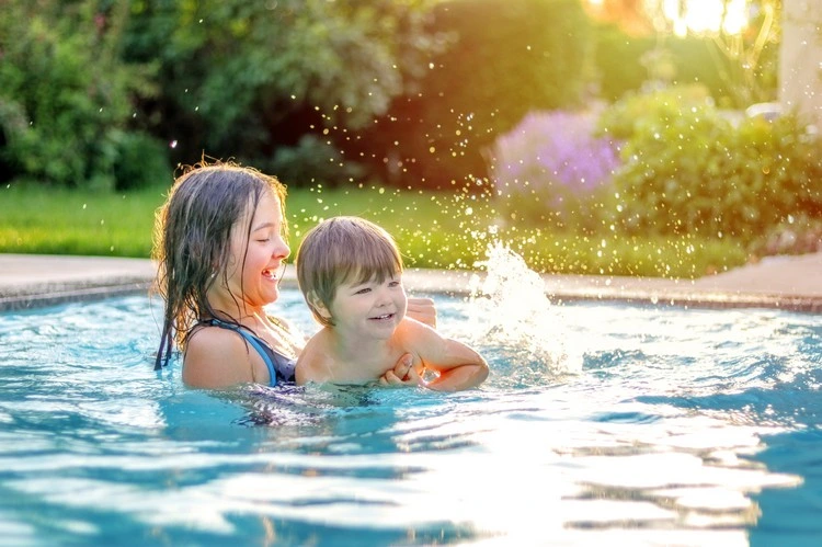 Bevor Sie ein Schwimmbecken im Garten aufstellen, sollten Sie diese Tipps beachten