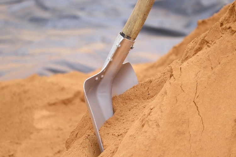 Blumenerde selber mischen - Kohlenharter Sand für bessere Entwässerung