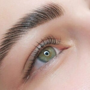 Brow Lifting zu Hause - Mit dieser Anleitung erreichen Sie volle Augenbrauen