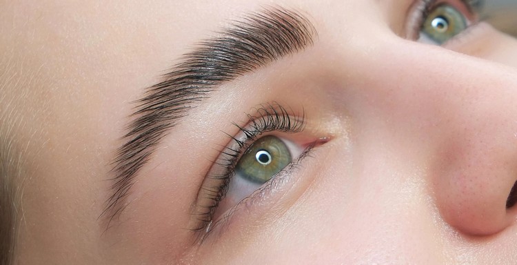 Brow Lifting zu Hause - Mit dieser Anleitung erreichen Sie volle Augenbrauen