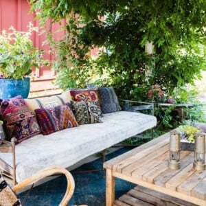 Bunte Kissen schaffen eine Gartendeko im Bohemian Style