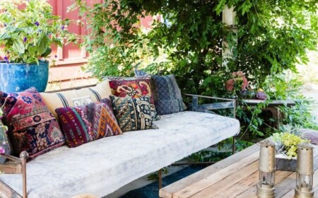 Bunte Kissen schaffen eine Gartendeko im Bohemian Style