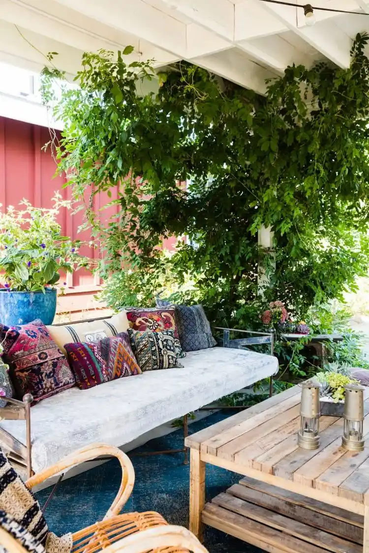 Bunte Kissen schaffen eine Gartendeko im Bohemian Style