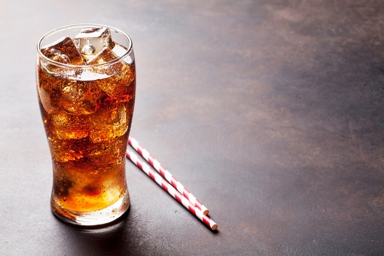 Cola ist eines der ungesündesten Getränke und voll von Chemikalien und Zucker