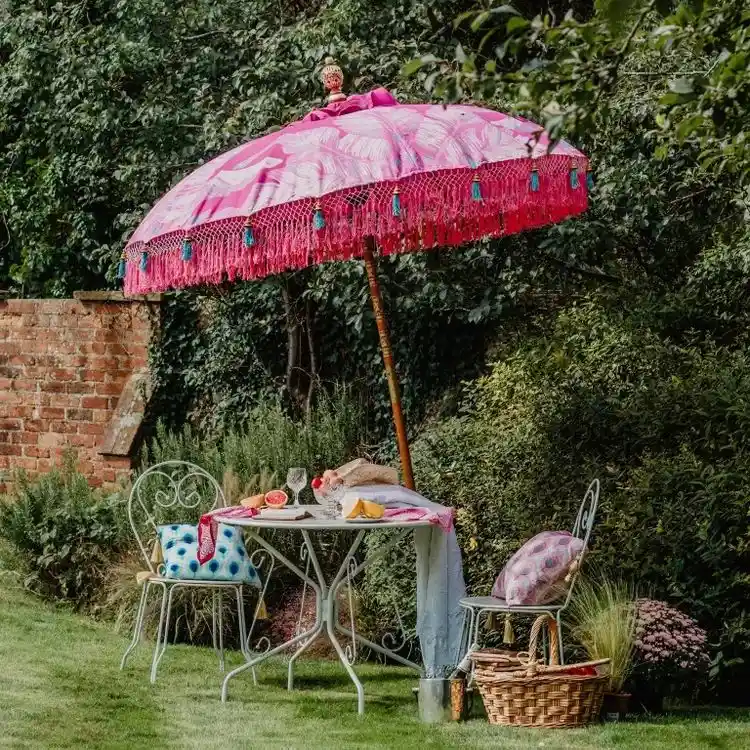 Der verzierte Sonnenschirm passt perfekt im Boho Garten