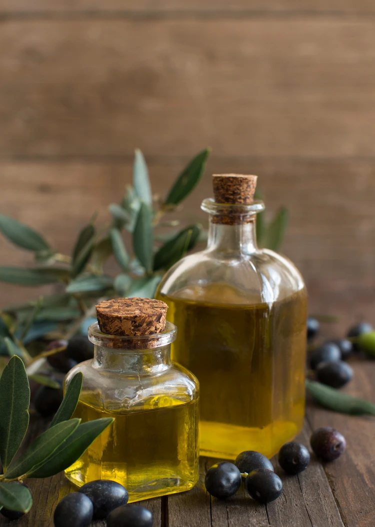 Die Antioxidantien im Olivenöl helfen gegen Schlupflider