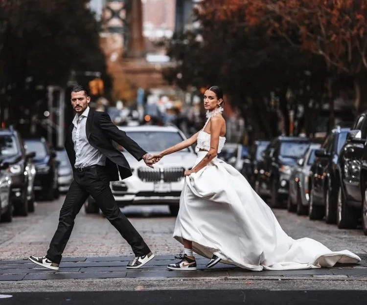 Die Kombination von Streetstyle und Hochzeitskleidung ist ein Trend 2022
