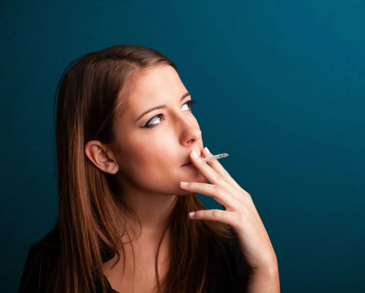 Die Schadstoffe des Tabaks fördern Gesichtsfalten