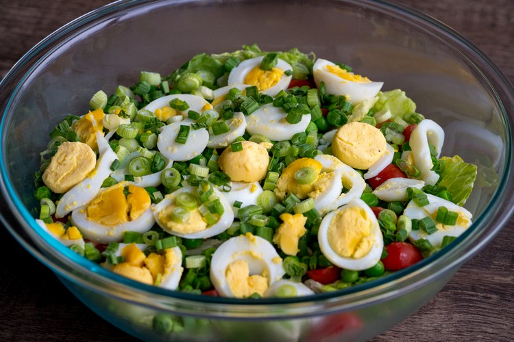 Eiersalat Rezept mit Erbsen ist frisch für den Frühling