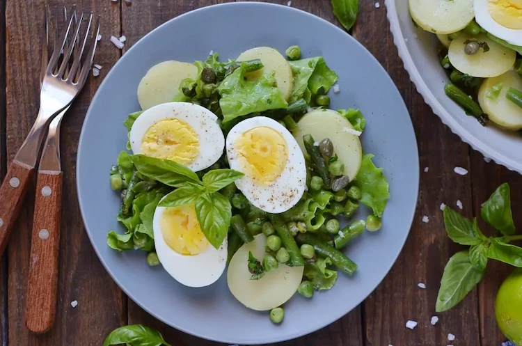 Salat mit Eiern und Erbsen ist gesund und frisch