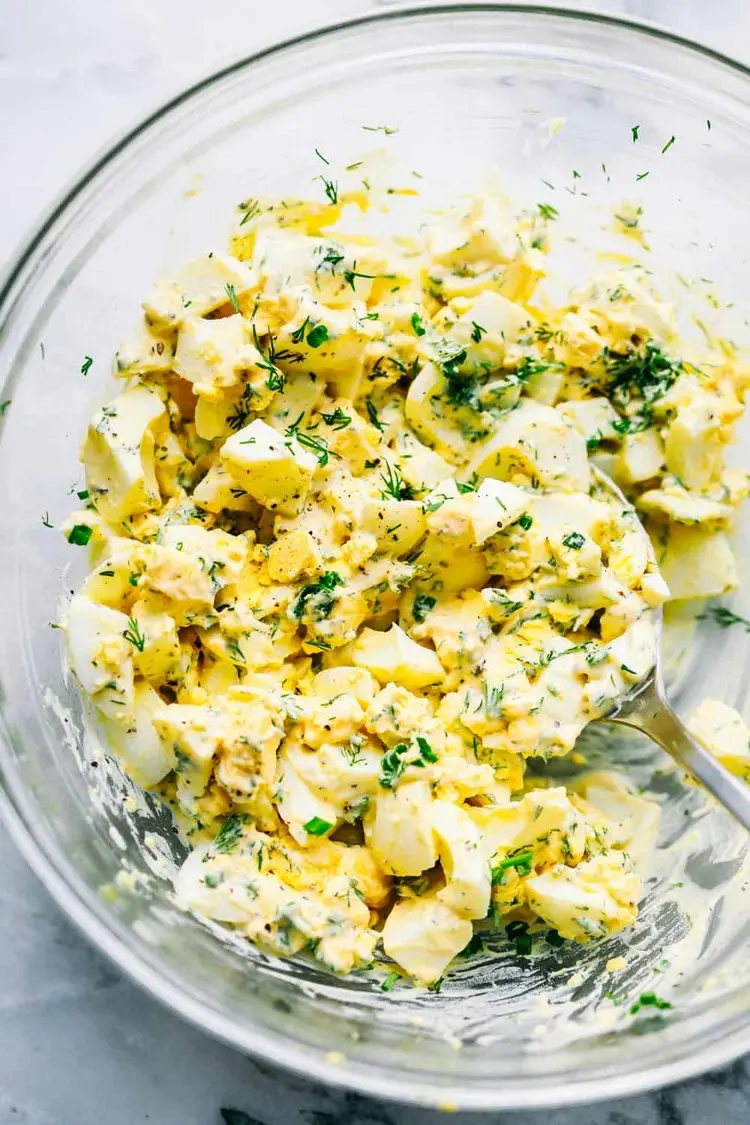 Eiersalat mit Dill wird einfach und schnell zubereitet