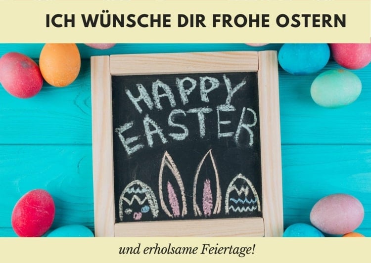 Erholsame Feiertage zu Ostern wünschen mit Hase als Motiv auf einer Tafel