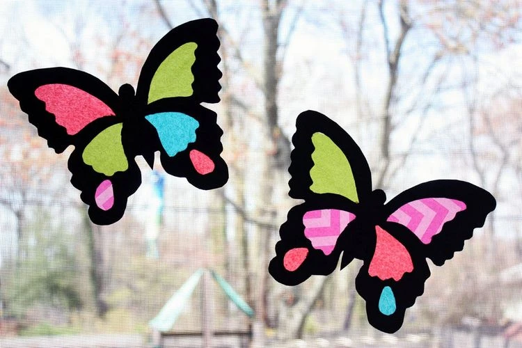 Fensterbilder Schmetterlinge mit Vorlage basteln im Frühling