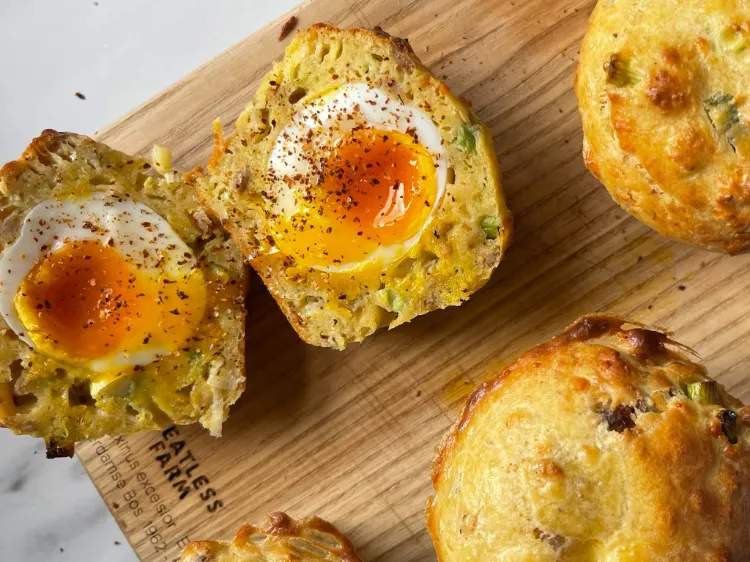 Frühstücksmuffins mit Speck und Eiern wie Ostereier verwerten