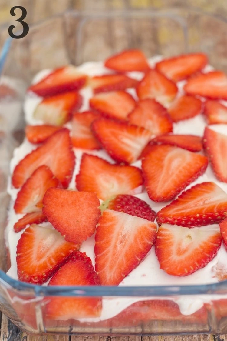 Fügen Sie Ihrem Dessert geschnittene Erdbeeren hinzu
