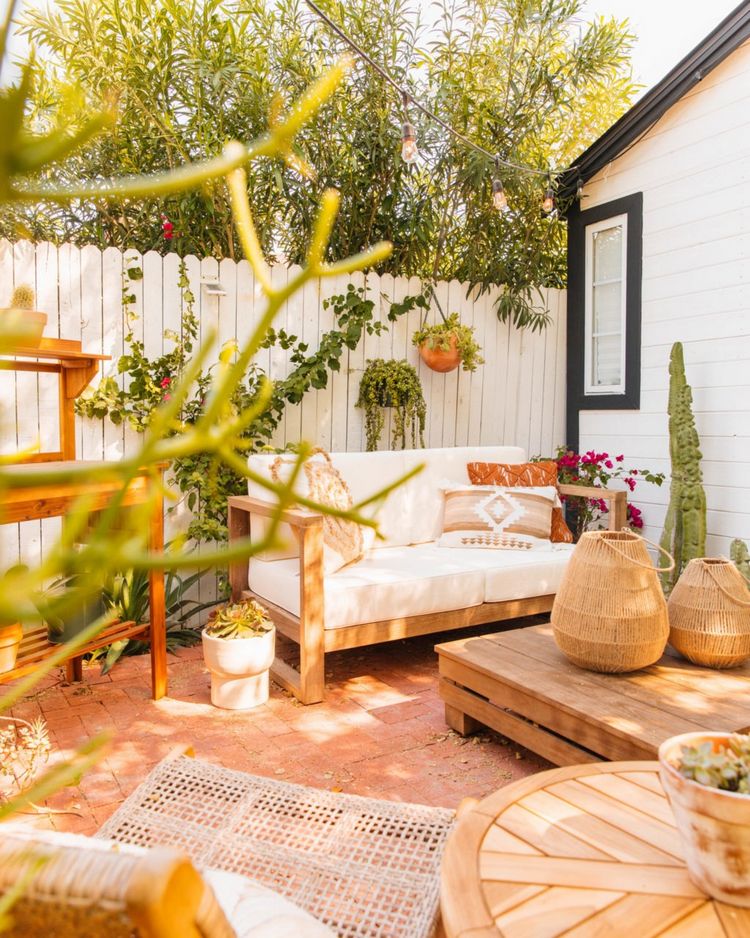 Garten mit Pflanzen im Boho Stil