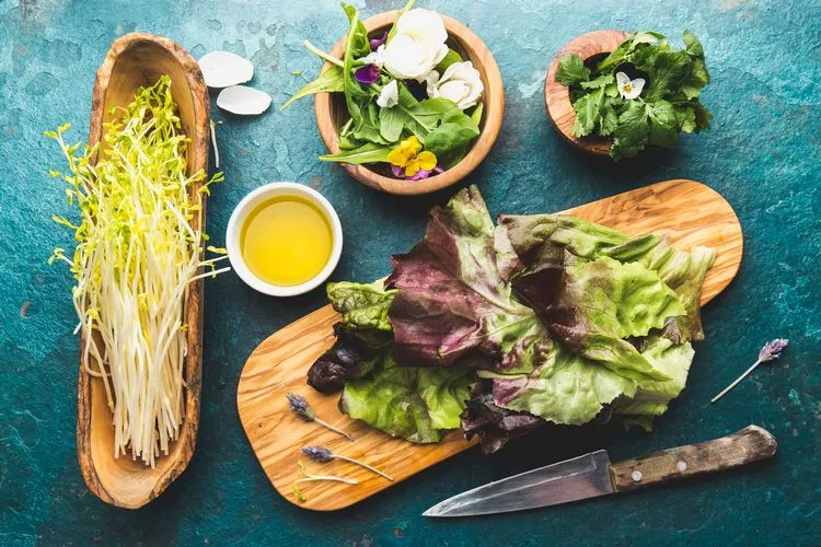 Gesunde, leckere Salate mit essbaren Blumen zubereiten
