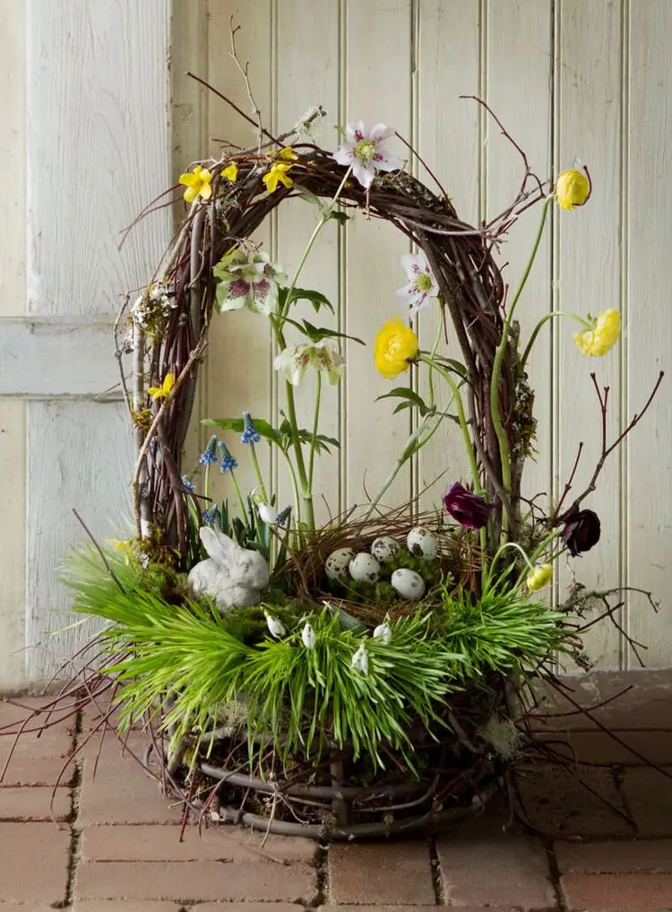 Großer Osterkorb aus Naturmaterialien mit Blumen Keramikhase und Wachteleiern dekorieren