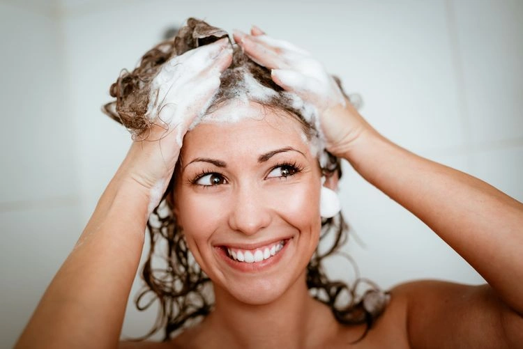 Haare richtig waschen und Kopfhaut massieren, um das Haarwachstum zu beschleunigen