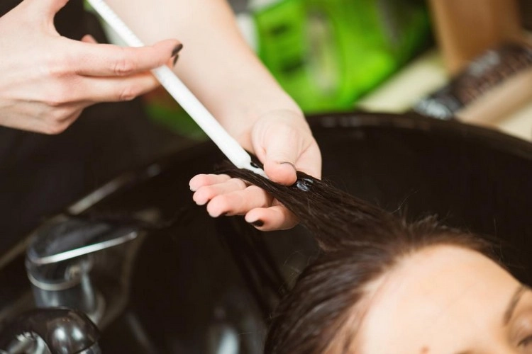 Die Botox-Haarbehandlung ist eine tiefenwirksame Therapie, die geschädigte Fasern wiederherstellt