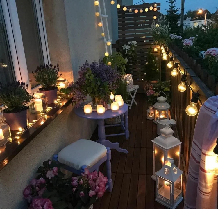 Kleinen Balkon gestalten mit reichlich Lampen, Lichterketten und Kerzen