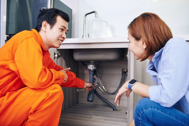 Klempner fixiert Abflussrohr in Küche wenn Abfluss stinkt