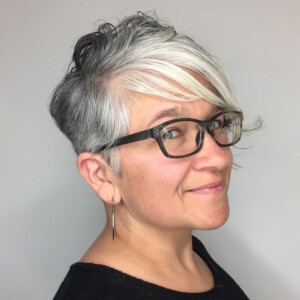 Kurzhaarfrisuren für Frauen über 50 - Grauer Choppy Pixie