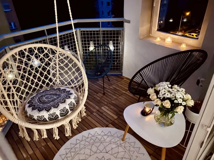 Mit Hängesesseln einen kleinen Balkon gestalten und luftige Atmosphäre schaffen