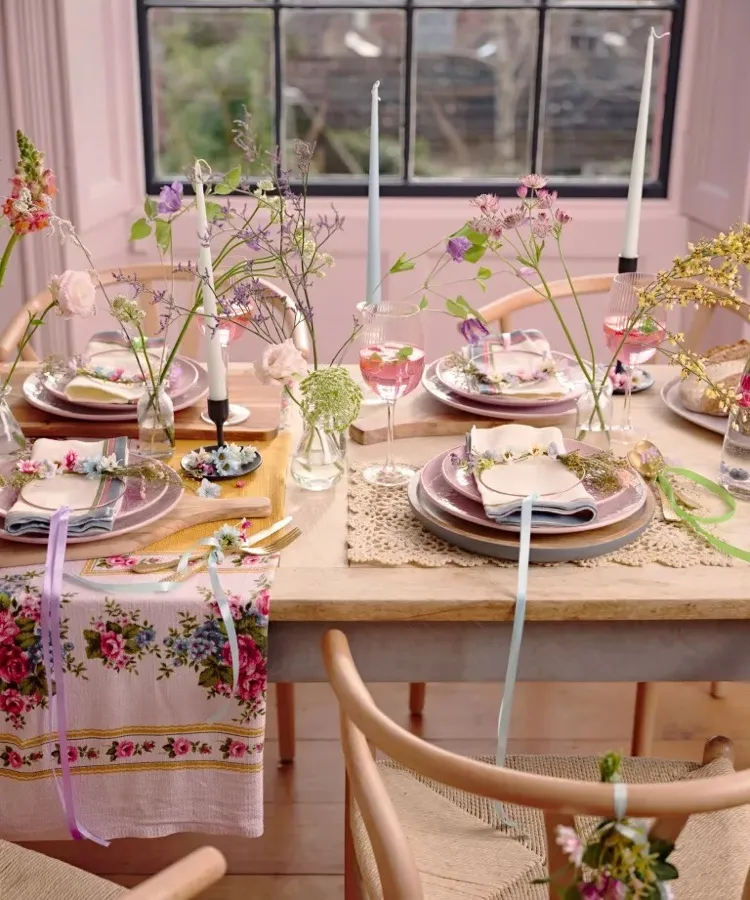 Mix und Match Tischdecken und einzelne Blumen in Gläser als Last-Minute Tischdeko
