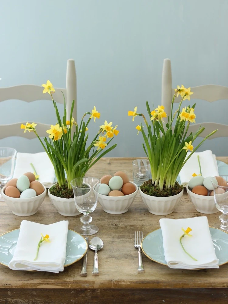 Narzissen und Eier für eine einfache Tischdeko für Ostern