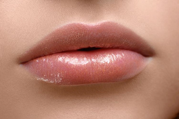 Natürliches Produkt kombinieren mit Lippenstift