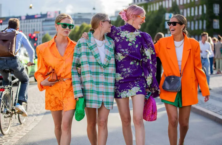 Neonfarben Outfits Frühling Dopamine Dressing Modetrend 2022